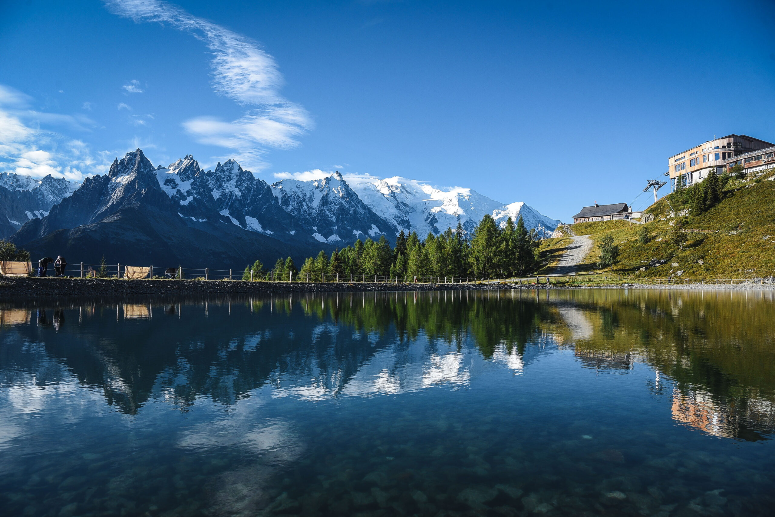 Reflet des sommets dans un lac de montagne