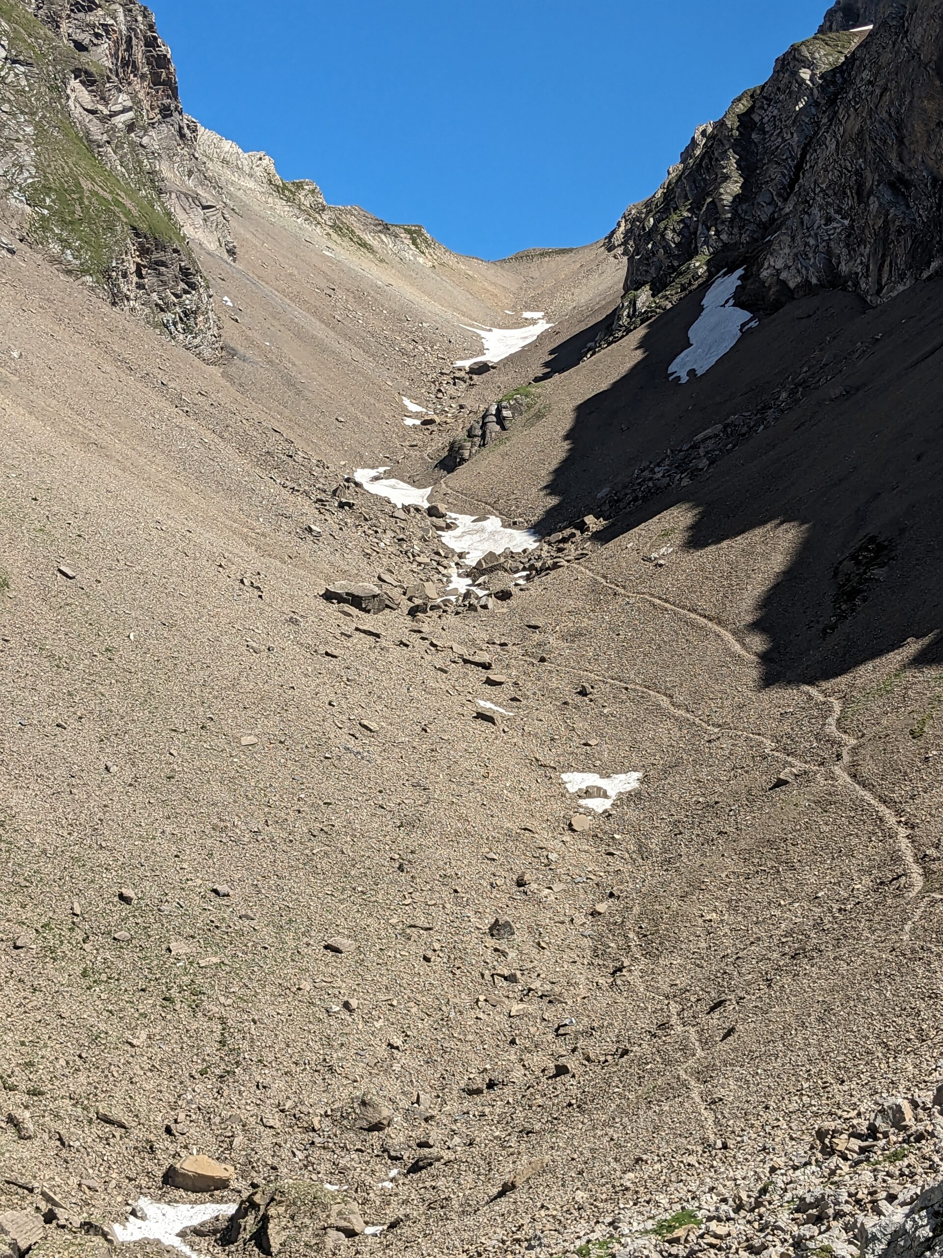 Couloir raide en montagne