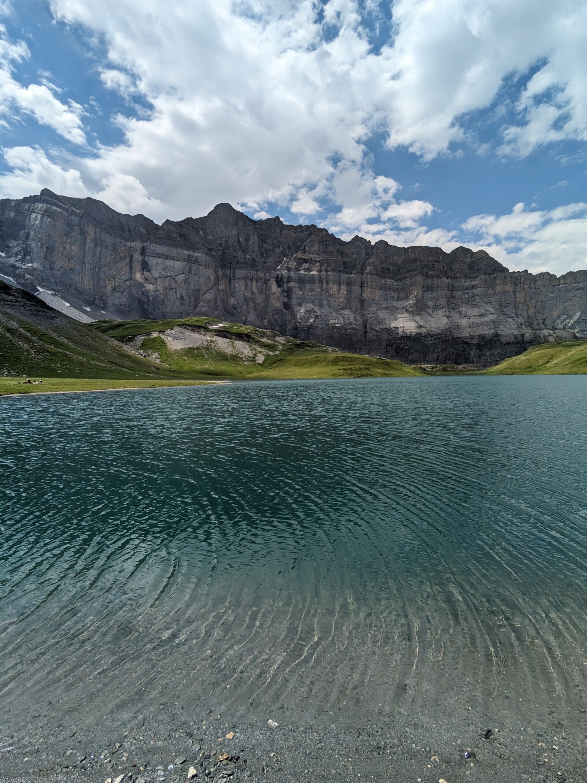 Lac de montagne au pied des falaises